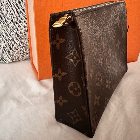 Louis Vuitton Toiletry Pouch 19 Mono w/ Samorga Insert - Picture 5 of 10